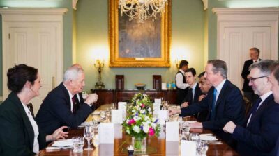 İngiltere Dışişleri Bakanı David Cameron, İsrail Savaş Kabinesi Üyesi Benny