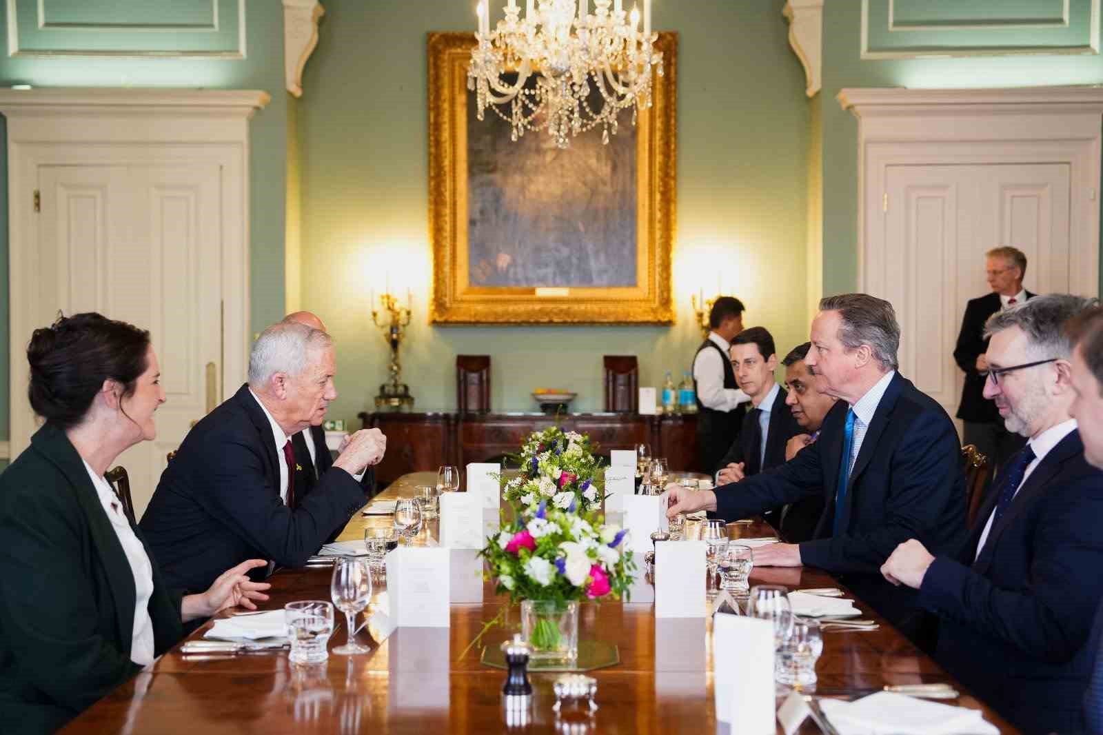 İngiltere Dışişleri Bakanı David Cameron, İsrail Savaş Kabinesi Üyesi Benny