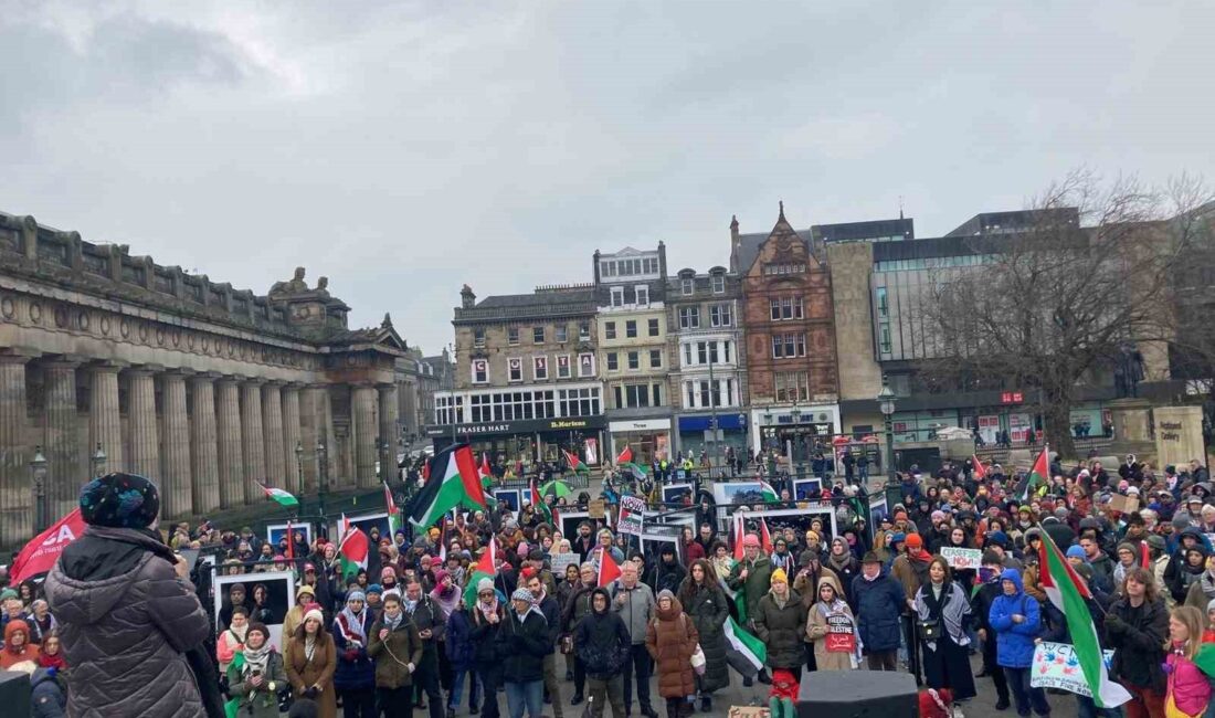 İskoçya’nın başkenti Edinburgh’ta toplanan Filistin destekçileri, Gazze’de acil ateşkes sağlanması