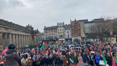 İskoçya’nın başkenti Edinburgh’ta toplanan Filistin destekçileri, Gazze’de acil ateşkes sağlanması
