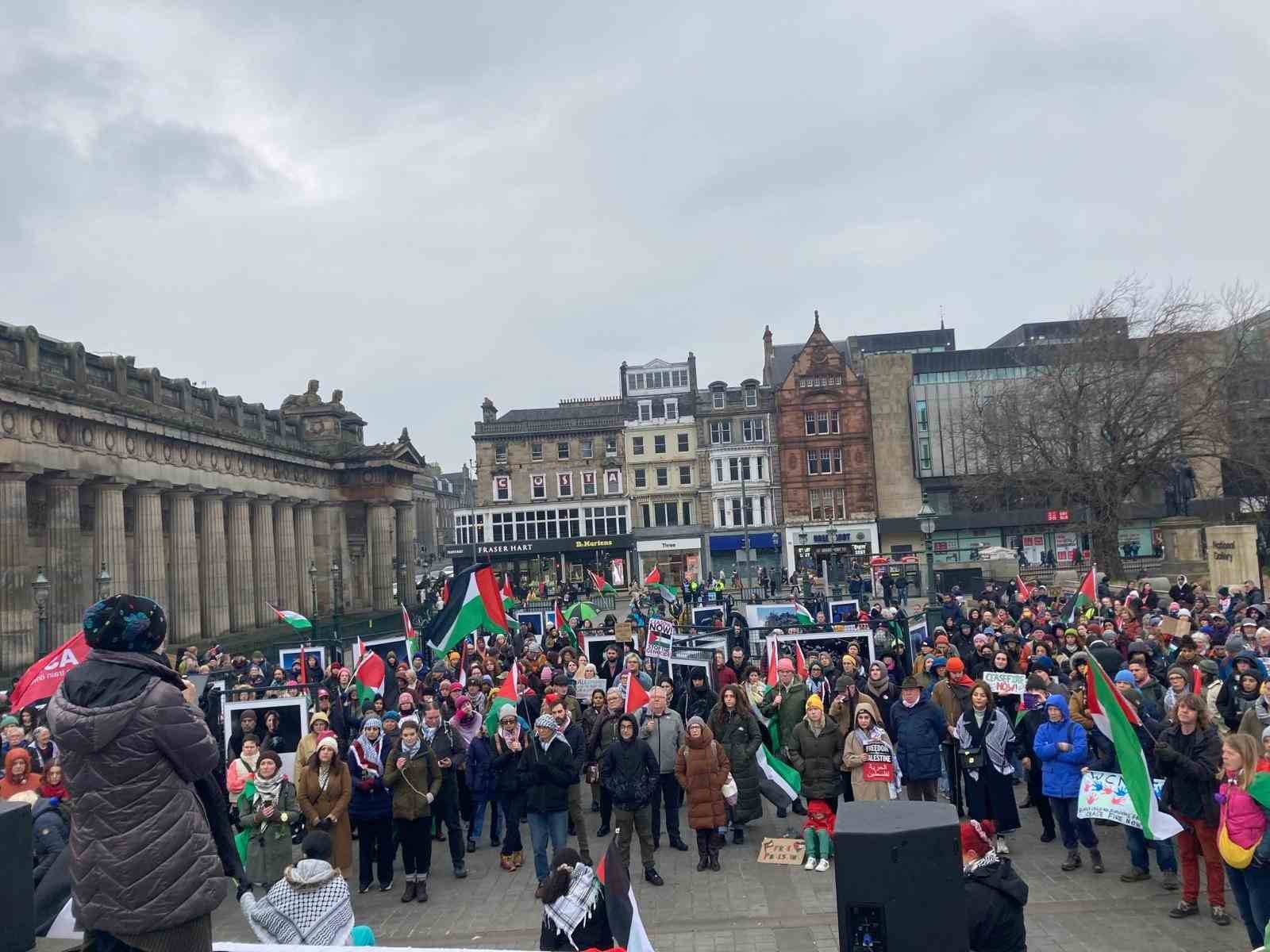 İskoçya’nın başkenti Edinburgh’ta toplanan Filistin destekçileri, Gazze’de acil ateşkes sağlanması