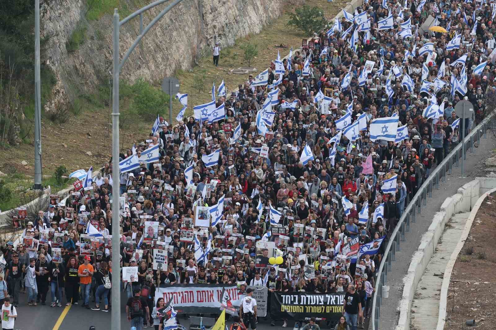 İsrail’in Gazze Şeridi sınırında yer alan Re’im kasabasında toplanan binlerce