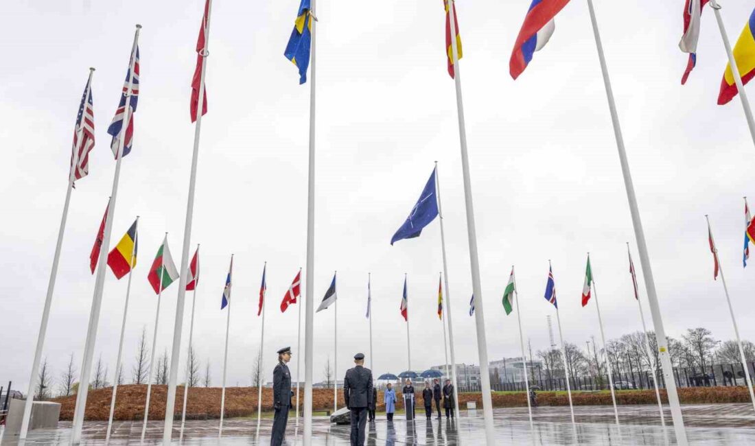 NATO’nun 32’nci üyesi olan İsveç’in bayrağı, Belçika’nın başkenti Brüksel’deki NATO