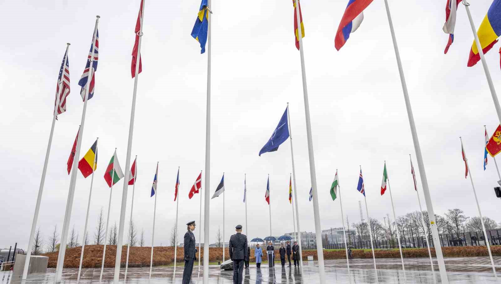 NATO’nun 32’nci üyesi olan İsveç’in bayrağı, Belçika’nın başkenti Brüksel’deki NATO