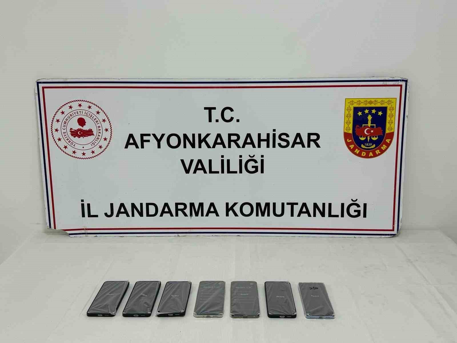 AFYONKARAHİSAR’DA JANDARMA TARAFINDAN DURDURULAN BİR ARAÇTA YAPILAN ARAMADA 175 BİN