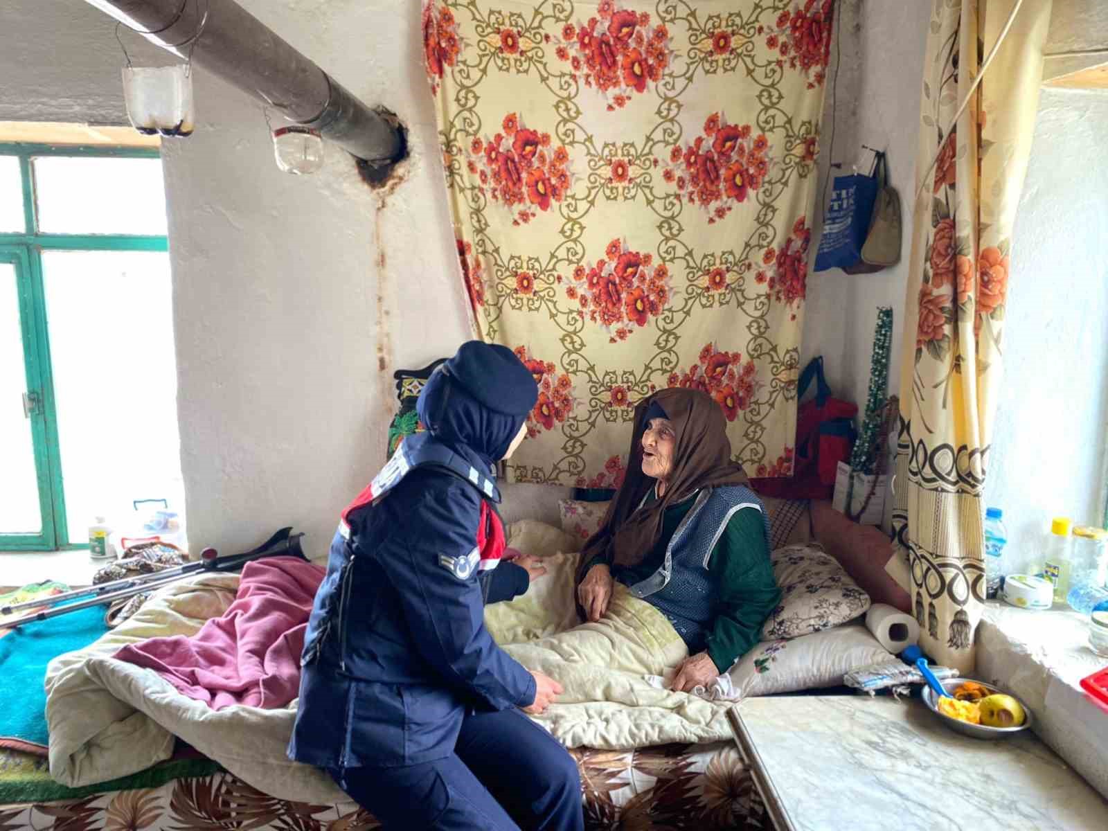 Afyonkarahisar Dinar İlçe Jandarma Komutanlığı personeli 18-24 Mart Yaşlılara Saygı