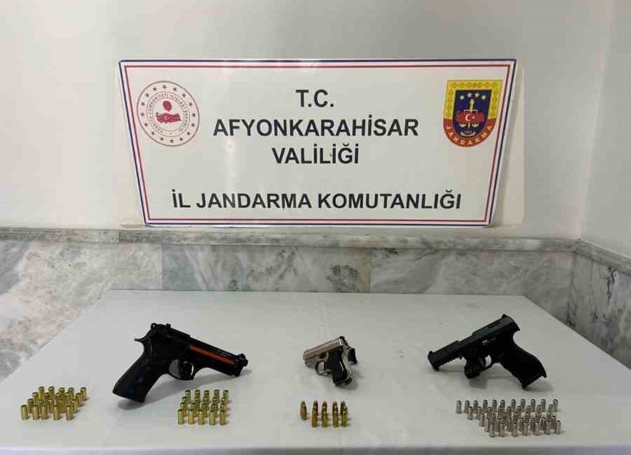 AFYONKARAHİSAR’DA JANDARMA TARAFINDAN BİR EVE YAPILAN BASKINDA RUHSATSIZ 2’Sİ KURUSIKI
