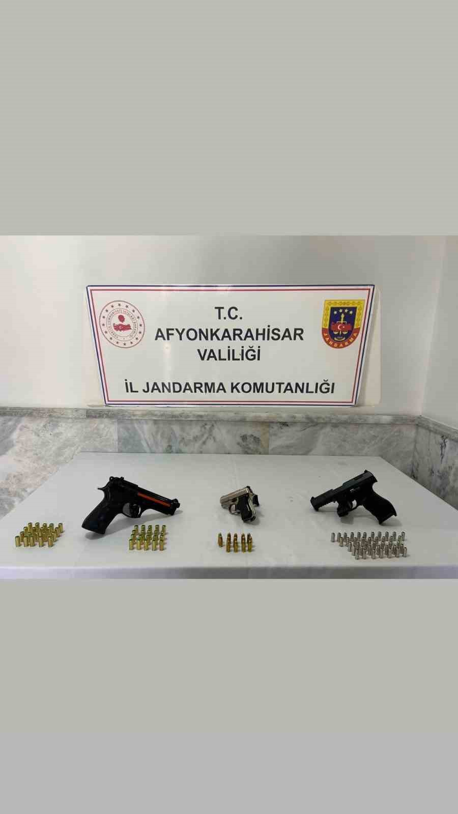 AFYONKARAHİSAR’DA JANDARMA TARAFINDAN BİR EVE YAPILAN BASKINDA RUHSATSIZ 2’Sİ KURUSIKI