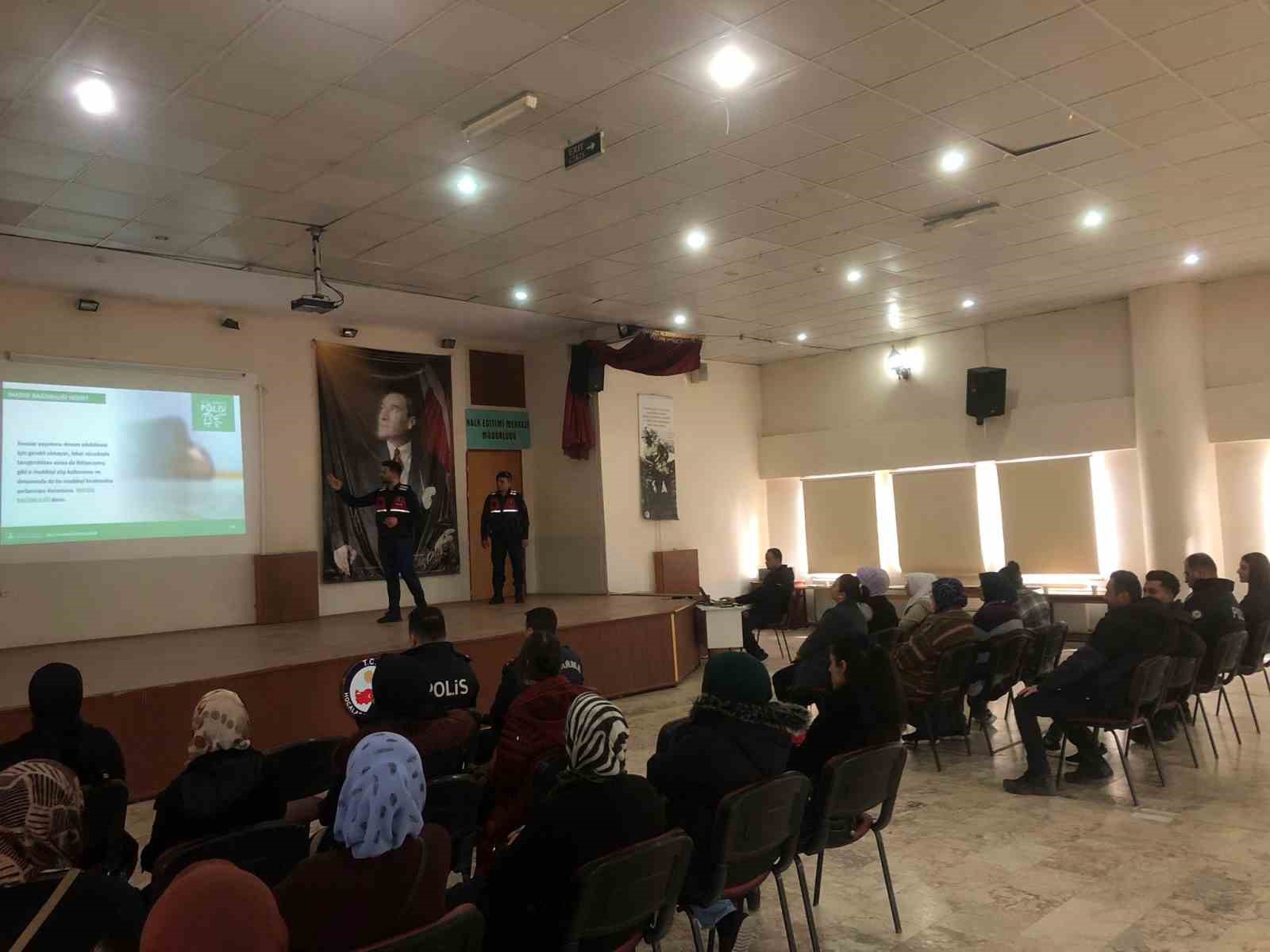 Afyonkarahisar’da jandarma ekipleri tarafından En İyi Narkotik Polisi Anne projesi