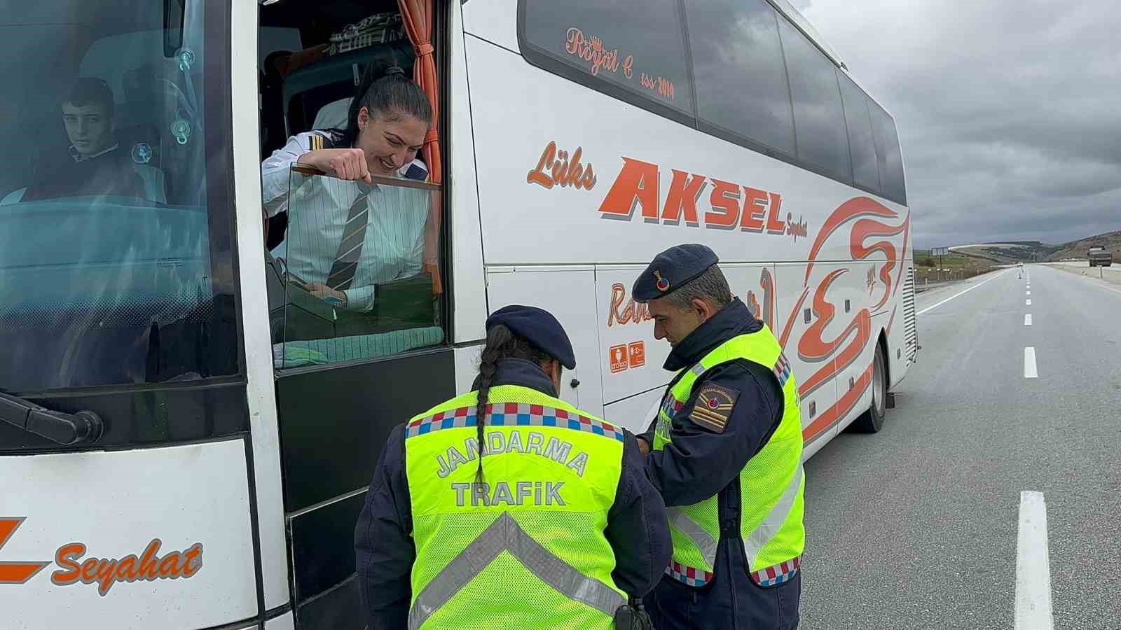 Afyonkarahisar’da jandarma trafik timleri tarafından kontrol amaçlı durdurulan yolcu otobüsünde