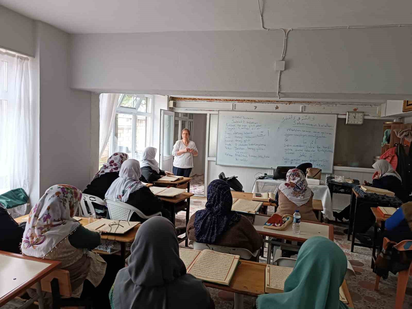 Afyonkarahisar Tarım ve Orman Müdürlüğü ekipleri tarafından kentteki kadınlara iklim