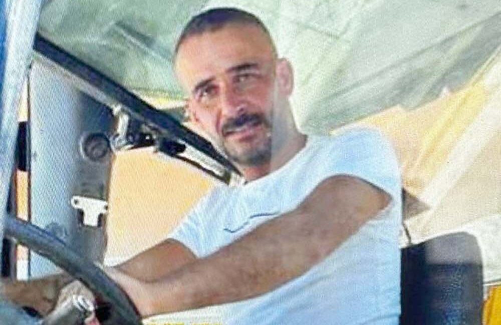 Manisa’nın Akhisar ilçesinde bir şahıs, kahvehanede tartıştığı husumetlisini tabanca ile