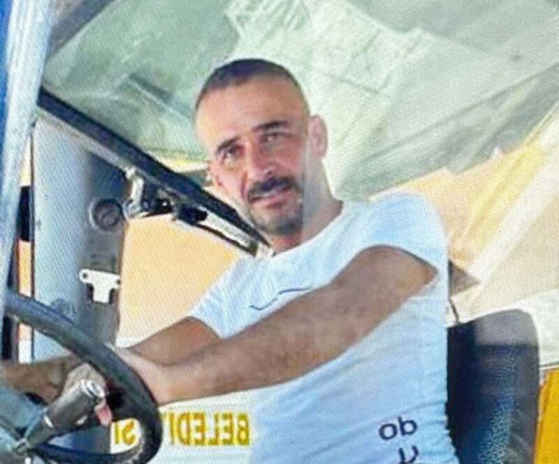 Manisa’nın Akhisar ilçesinde bir şahıs, kahvehanede tartıştığı husumetlisini tabanca ile