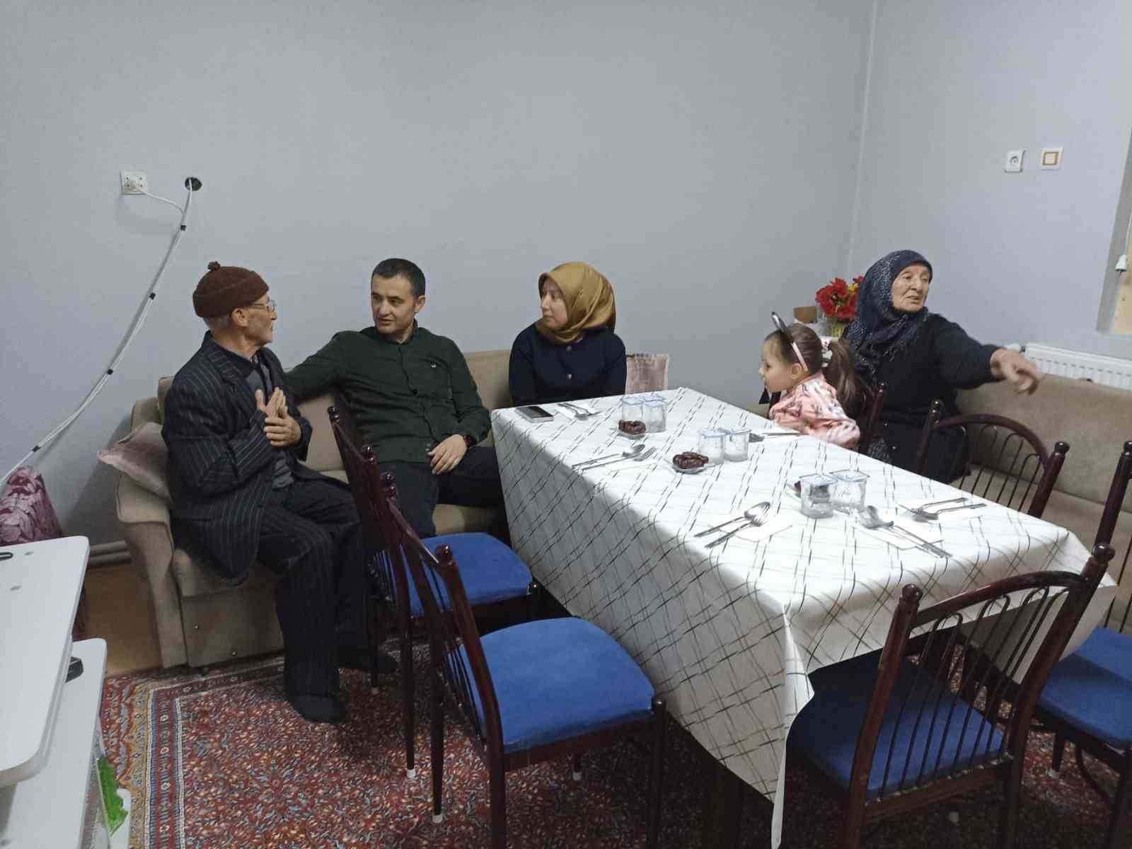 Afyonkarahisar Emirdağ Kaymakamı Osman Bilici, Ramazan ayının ilk iftarındaki orucunu