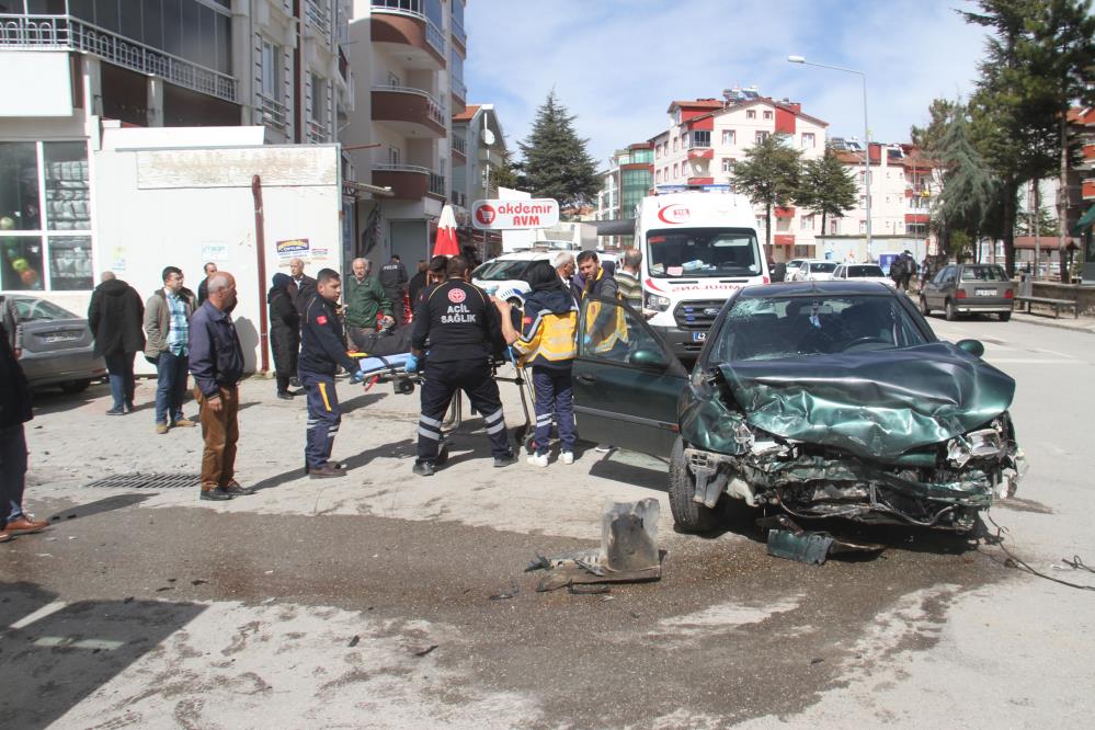 Konya’nın Beyşehir ilçesinde 2 otomobilin çarpışması sonucu meydana gelen trafik