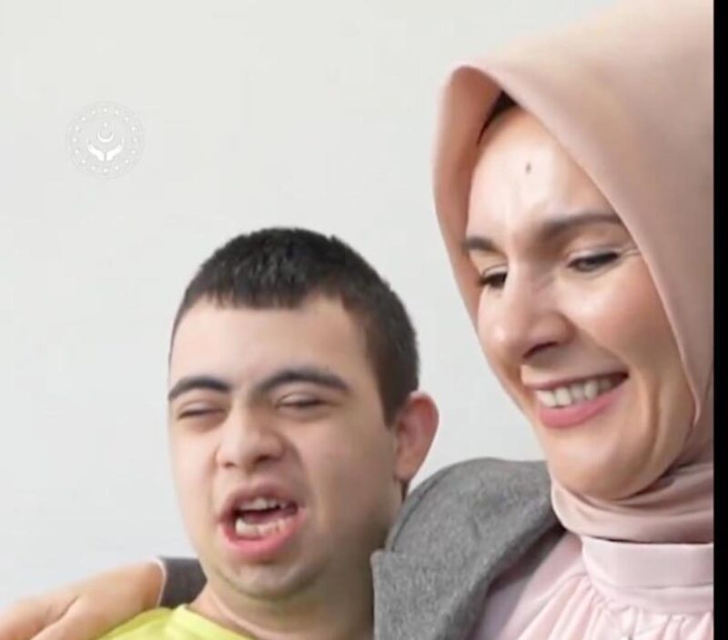 Aile ve Sosyal Hizmetler Bakanı Göktaş, down sendromlu çocukları bulunan