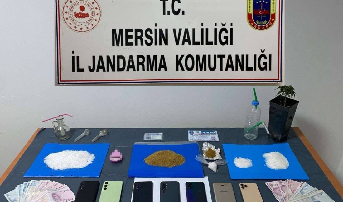Mersin’de jandarma ekiplerinin uyuşturucu tacirlerine yönelik düzenlediği operasyonda yakalanan şüphelilerden