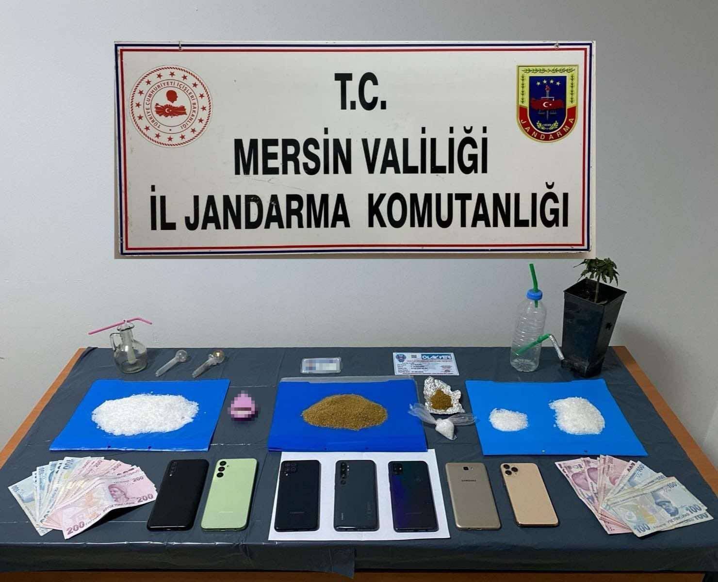 Mersin’de jandarma ekiplerinin uyuşturucu tacirlerine yönelik düzenlediği operasyonda yakalanan şüphelilerden