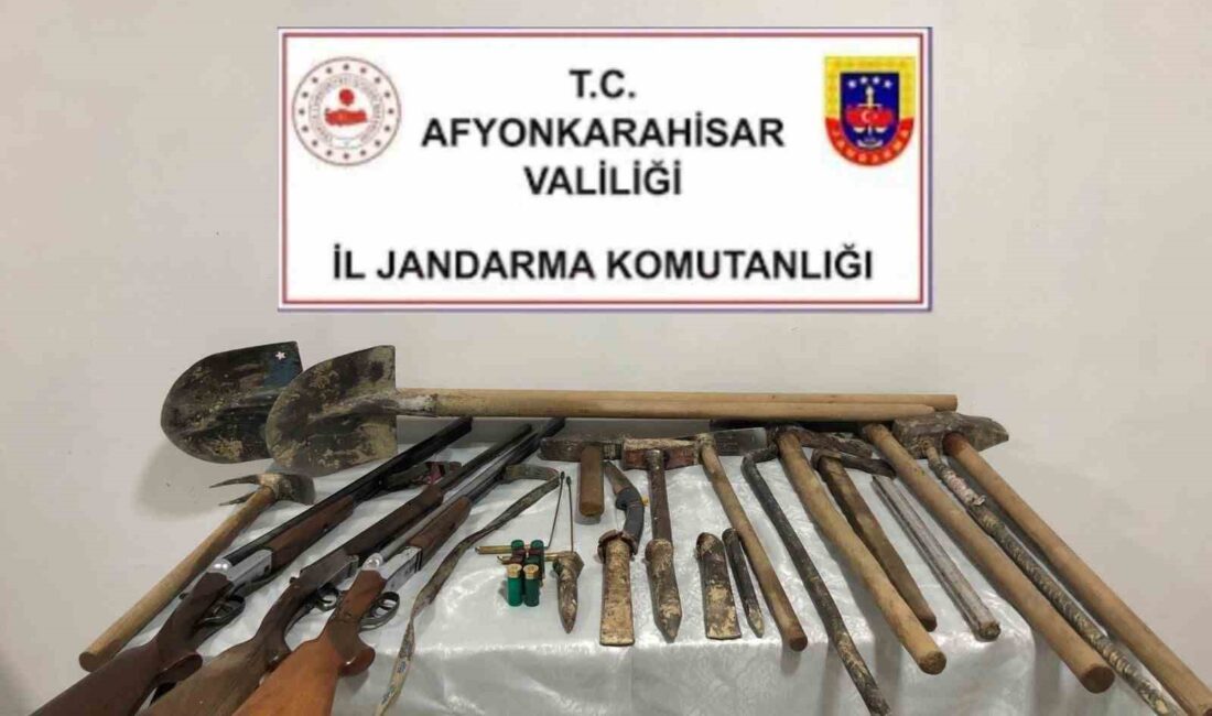 Afyonkarahisar’da mezarlık yanında kaçak kazı ile define arayan 4 kişi