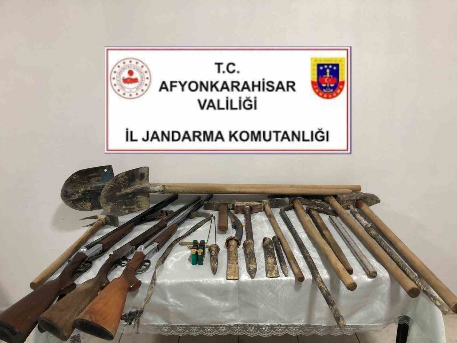 Afyonkarahisar’da mezarlık yanında kaçak kazı ile define arayan 4 kişi