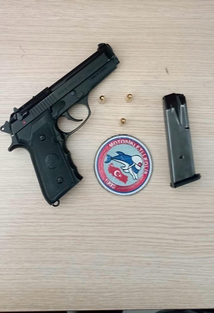 Afyonkarahisar’da motosikletli polis timleri şüphe üzerine yaptıkları aramada bir adet