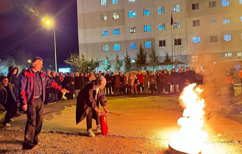 Afyonkarahisar’da Bacım Sultan Yurdunda kalan öğrenciler için afet farkındalık eğitimi,