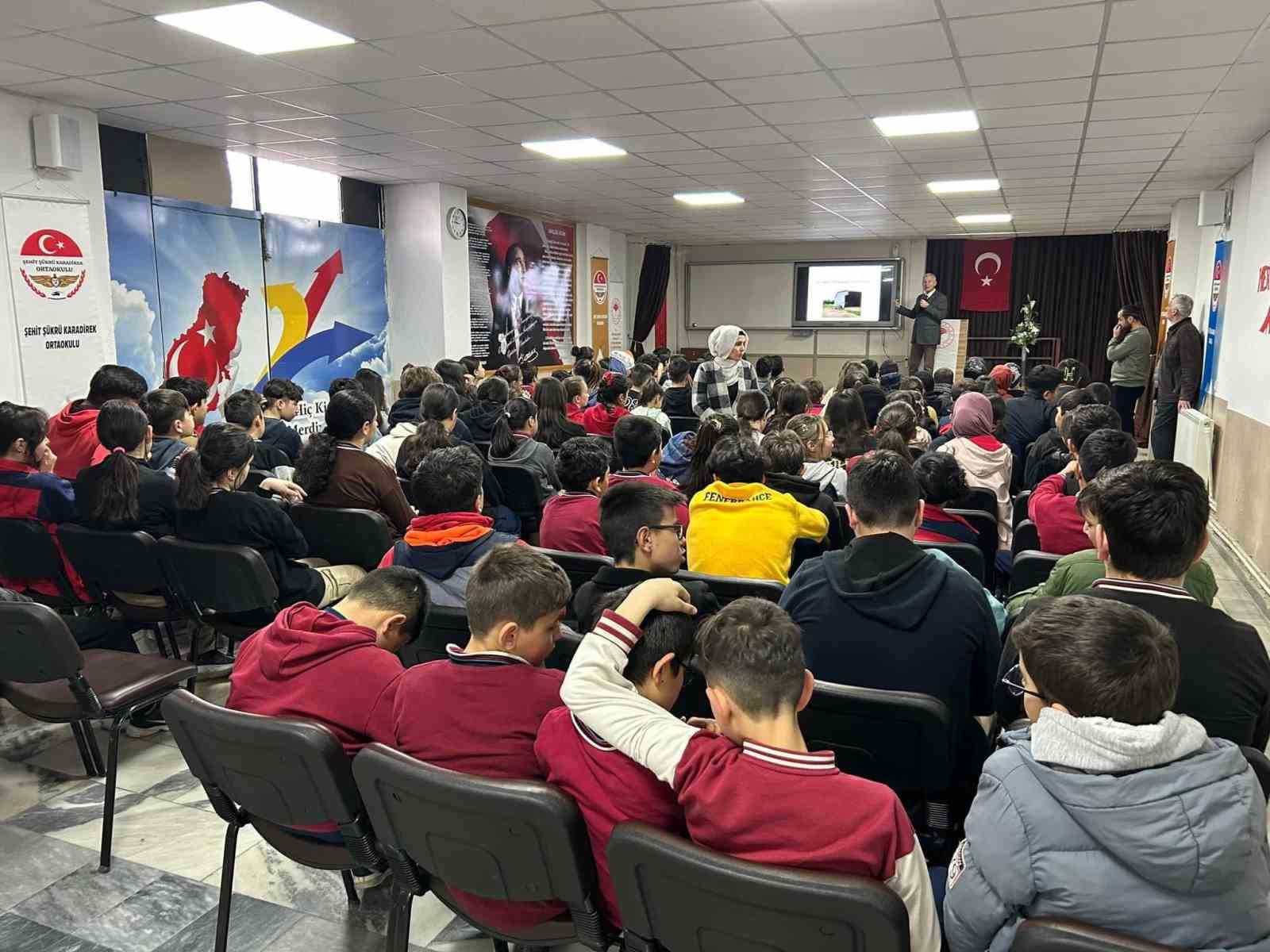 Afyonkarahisar’da 22 Mart Dünya Su Günü’nü kutlamak amacıyla öğrencilerle birlikte