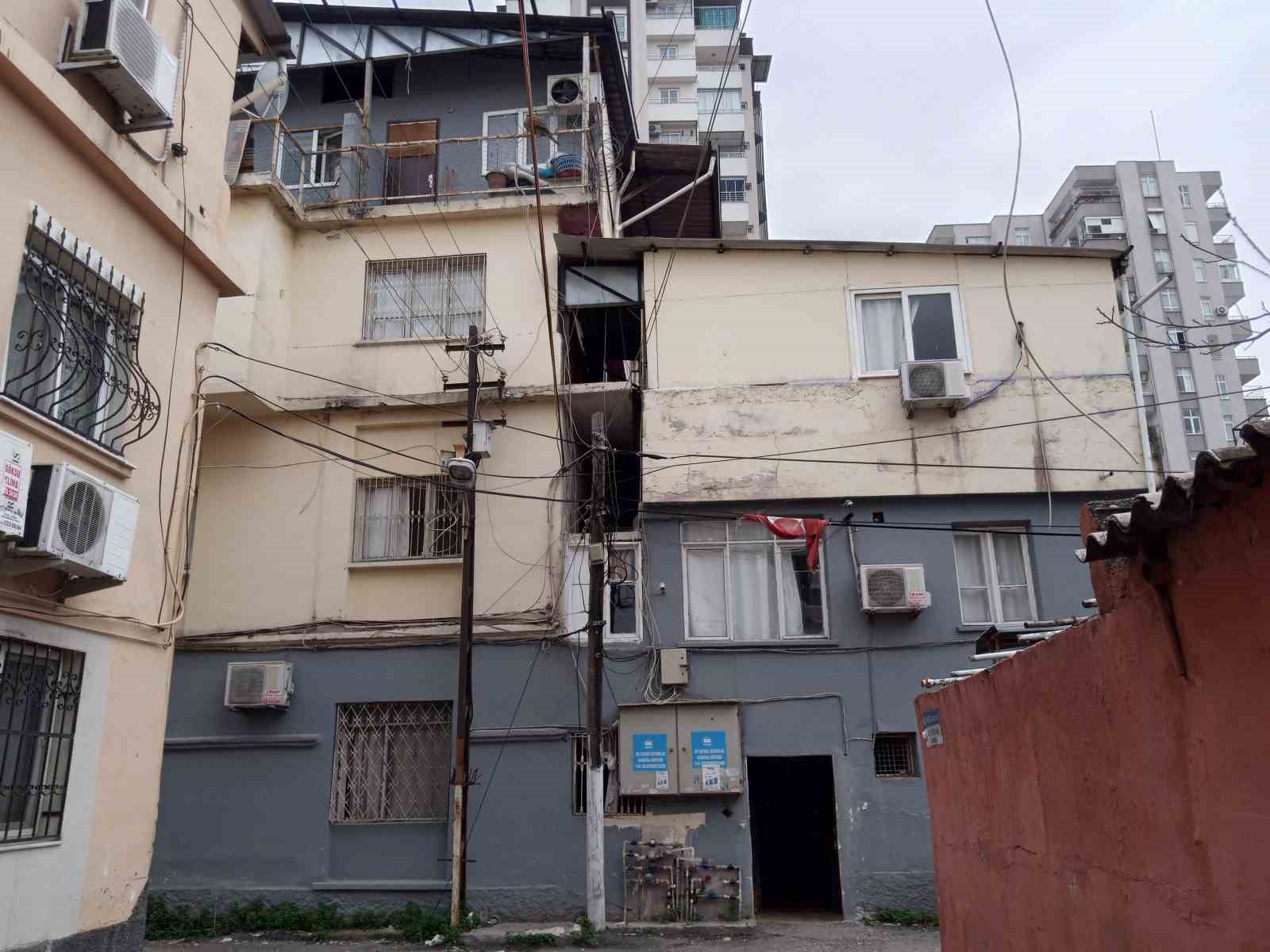 SELAHATTİN AYAN'IN (34) KALDIĞI EVE, ARKADAŞLARI HIDIR Ü. (27) VE