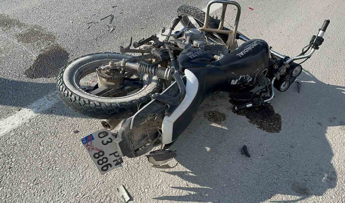 Afyonkarahisar’da otomobille çarpışıp hurdaya dönen motosiklet sürücüsü ağır yaralandı. Kaza,