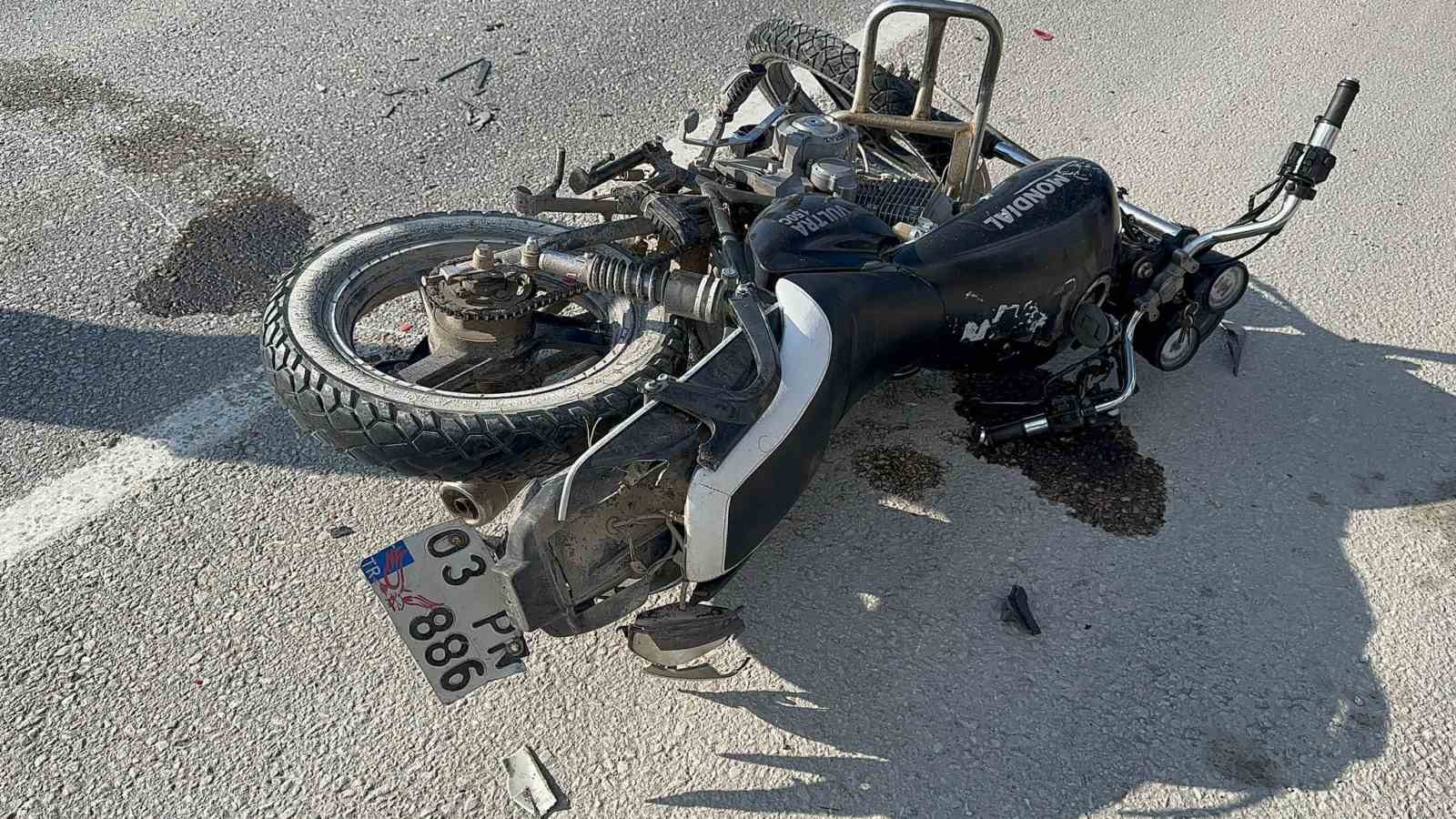 Afyonkarahisar’da otomobille çarpışıp hurdaya dönen motosiklet sürücüsü ağır yaralandı. Kaza,