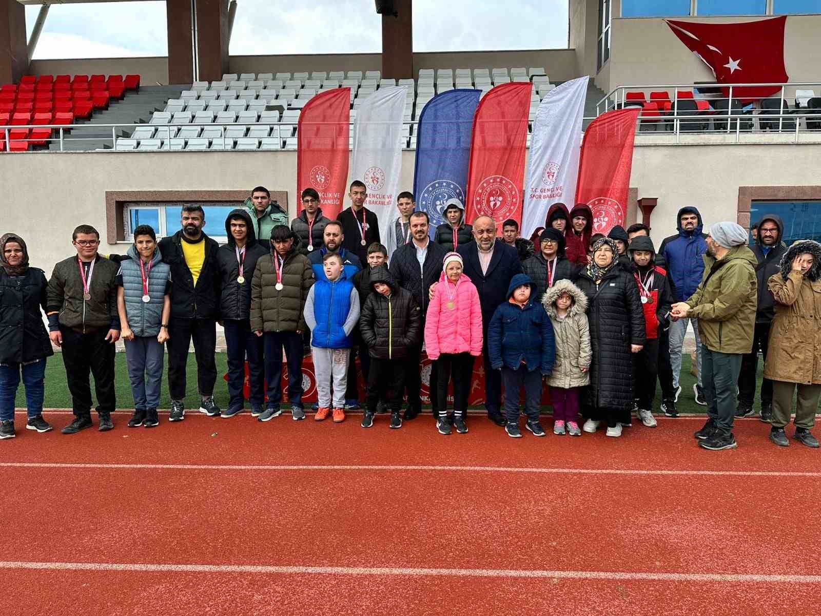 Afyonkarahisar’da Okul Sporları faaliyet programı çerçevesinde düzenlenen özel sporcular genç