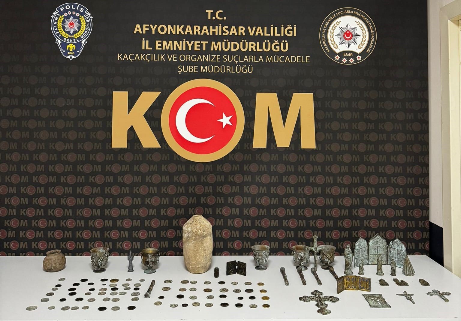 Afyonkarahisar’da polis tarafından gerçekleştirilen operasyonda tarihi değere sahip 75 adet