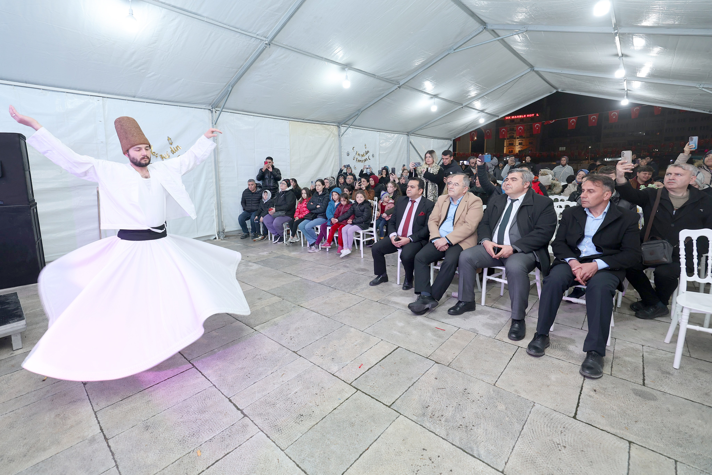 Afyonkarahisar’da ramazan etkinlikleri gerçekleştiriliyor. Afyonkarahisar Valiliği himayesinde Zafer Meydanı’nda gerçekleşen