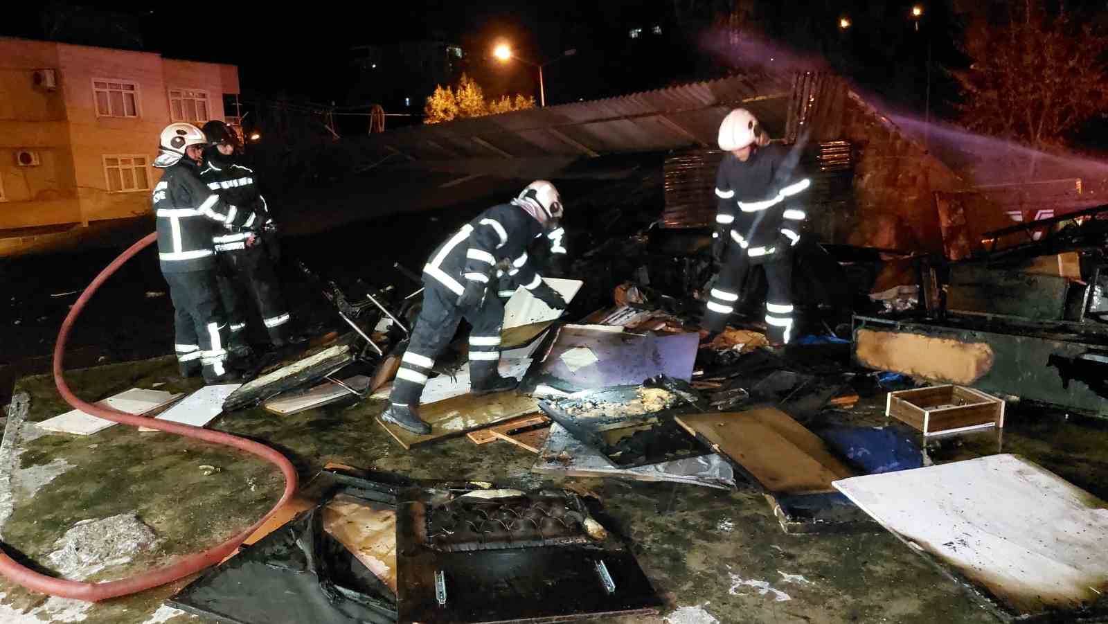 Samsun’da ikinci el eşyaların depolandığı yerde çıkan yangında 200 bin