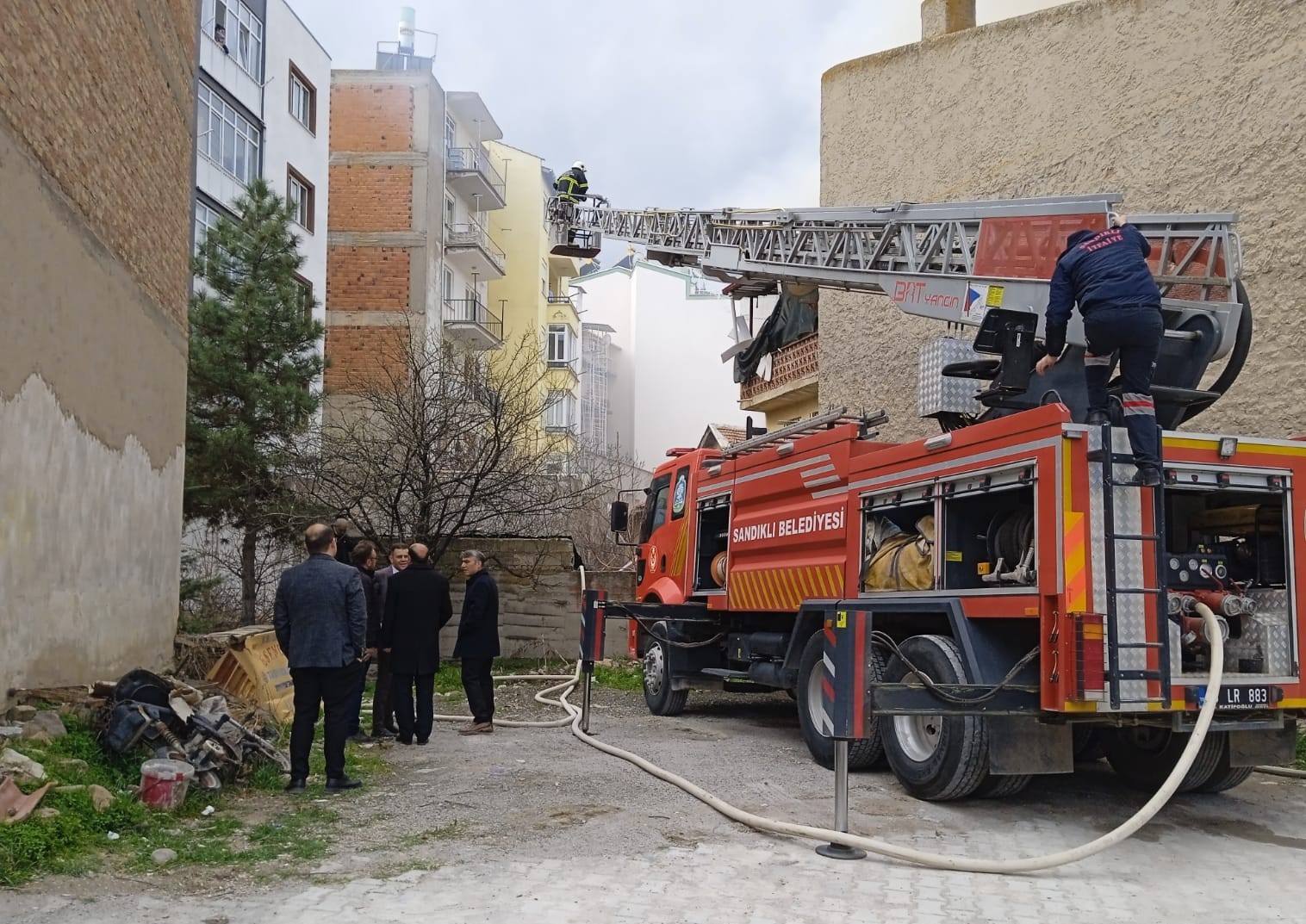 Afyonkarahisar’ın Sandıklı ilçesinde bir ahşap evde çıkan yangın kısa sürede
