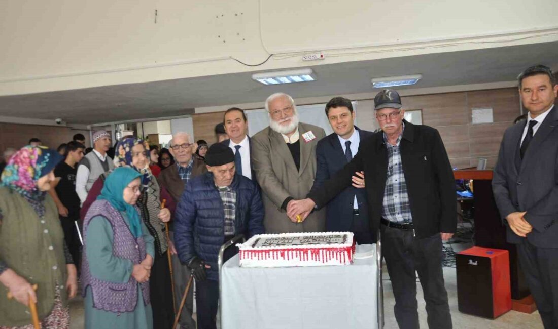 Afyonkarahisar’ın Sandıklı ilçesinde Yaşlılar Haftası dolayısıyla huzurevinde bir program düzenlendi.