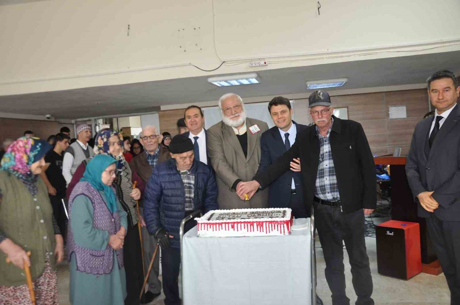 Afyonkarahisar’ın Sandıklı ilçesinde Yaşlılar Haftası dolayısıyla huzurevinde bir program düzenlendi.