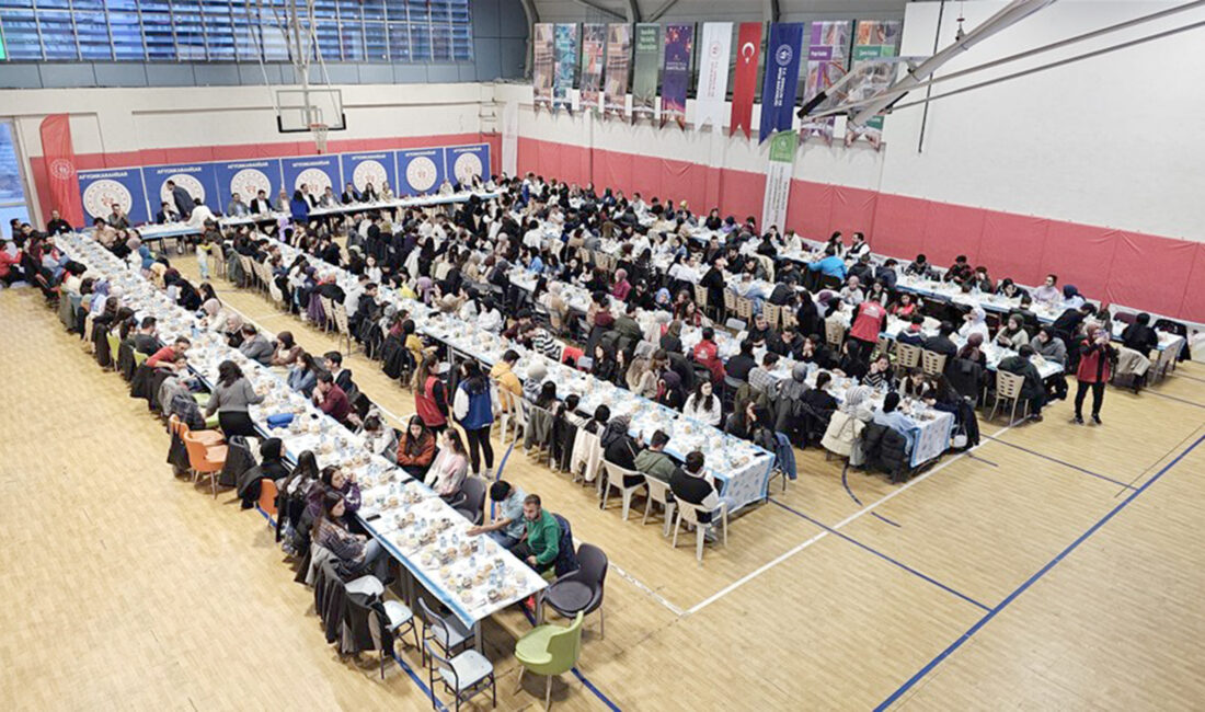 Afyonkarahisar Gençlik Merkezi 400 kişinin katılımıyla iftar programına ev sahipliği
