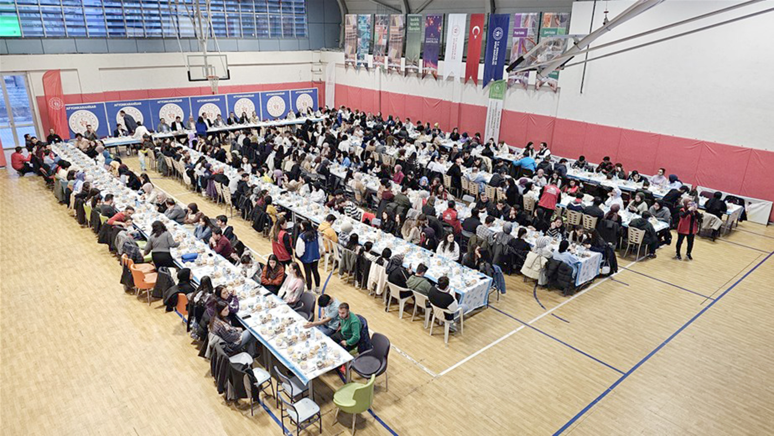 Afyonkarahisar Gençlik Merkezi 400 kişinin katılımıyla iftar programına ev sahipliği