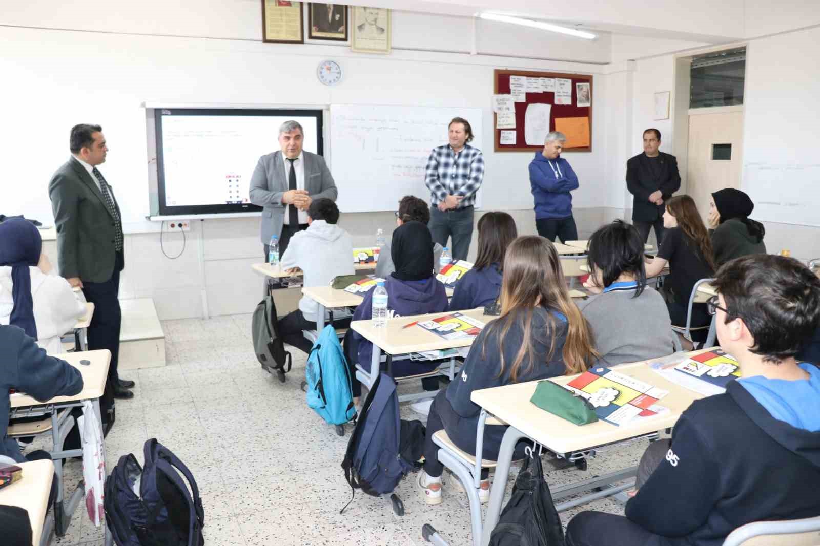 MÜDÜR SÜNNETCİ ÖĞRENCİLERLE SATRANÇ OYNADI