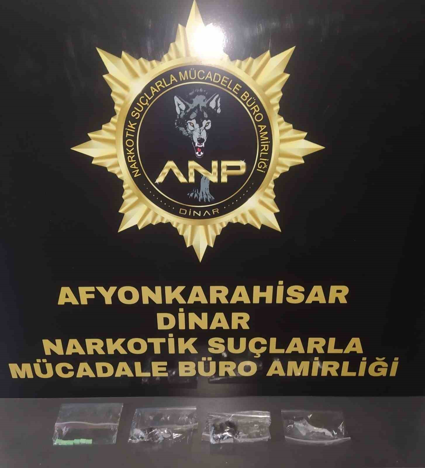 Afyonkarahisar’da polis durdurduğu bir araçta yaptığı aramada 10,25 gram uyuşturucu