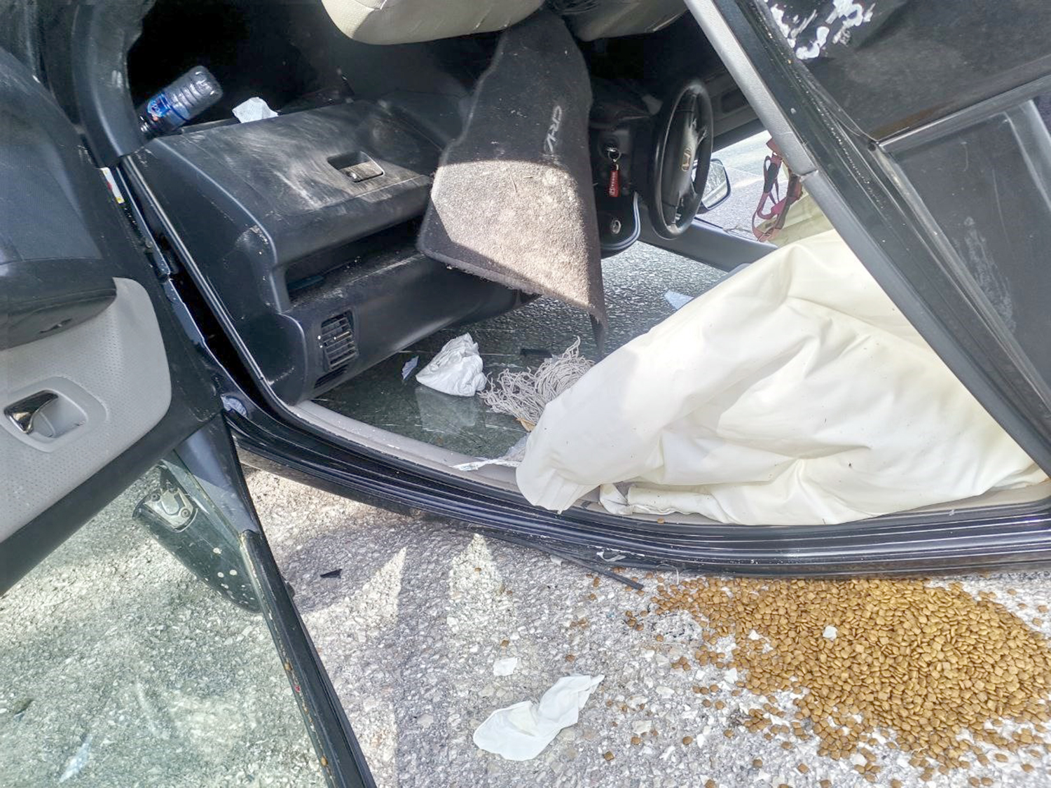 Mudanya ilçesinde araçta sıkışan sürücüyü vatandaş kurtardı. Kazanın şiddetiyle açılan
