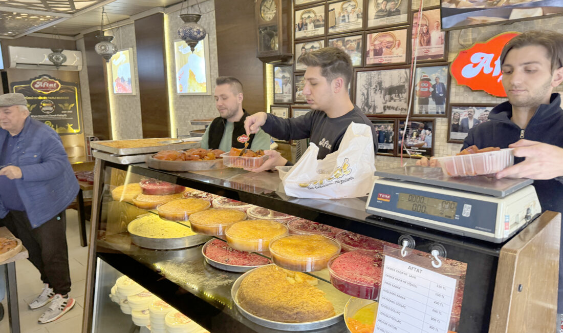 Vatandaşlar, güllaç başta olmak üzere genellikle ekmek kadayıfı, kabak tatlısı,
