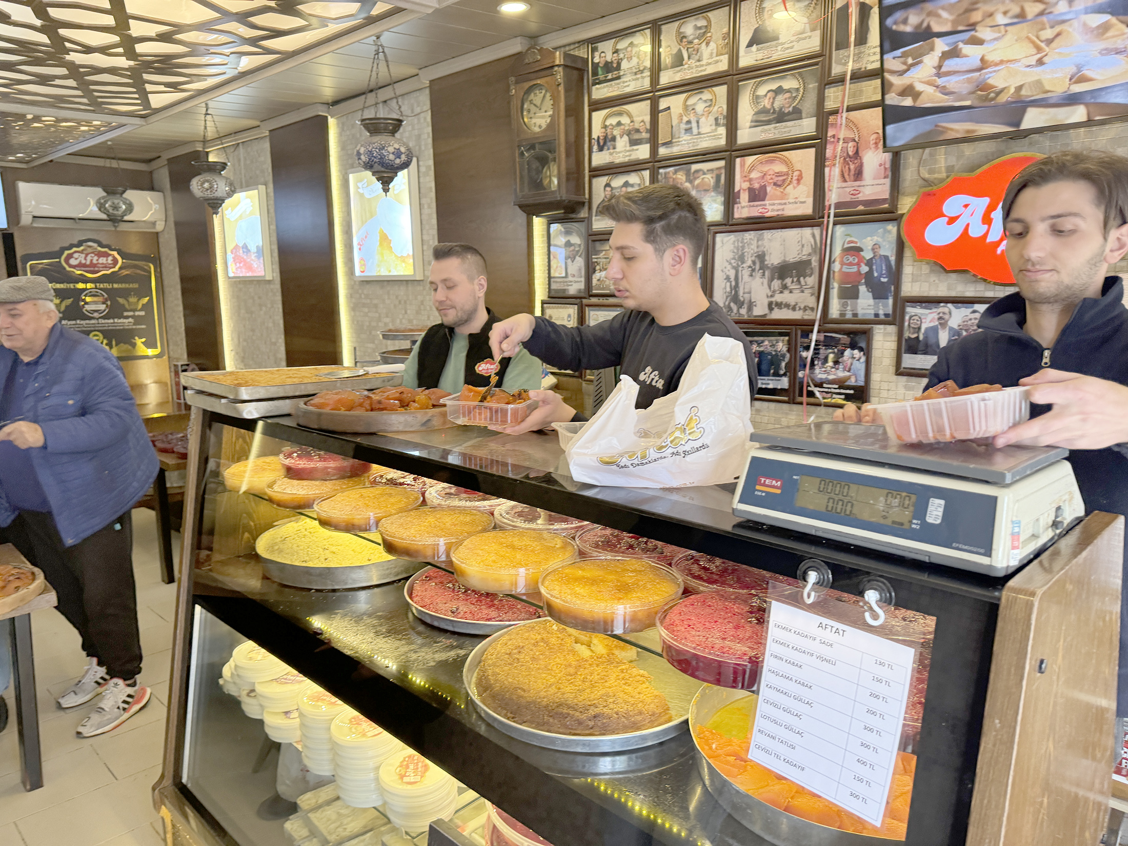 Vatandaşlar, güllaç başta olmak üzere genellikle ekmek kadayıfı, kabak tatlısı,