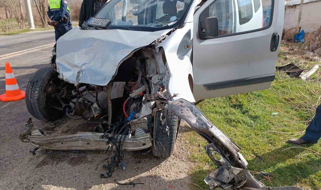Afyonkarahisar’da kontrolden çıkarak tır ile çarpışan hafif ticari araç sürücüsü
