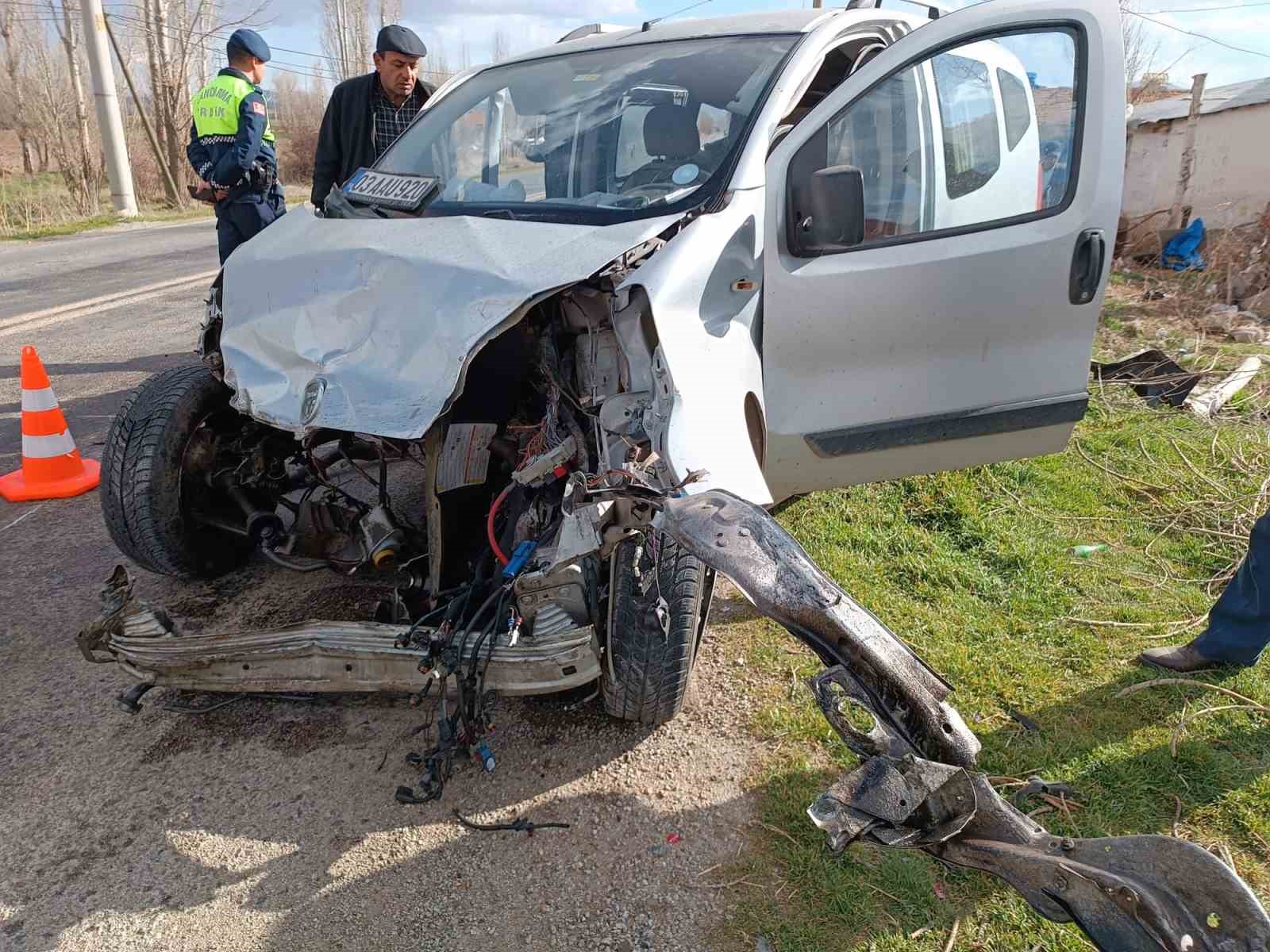 Afyonkarahisar’da kontrolden çıkarak tır ile çarpışan hafif ticari araç sürücüsü
