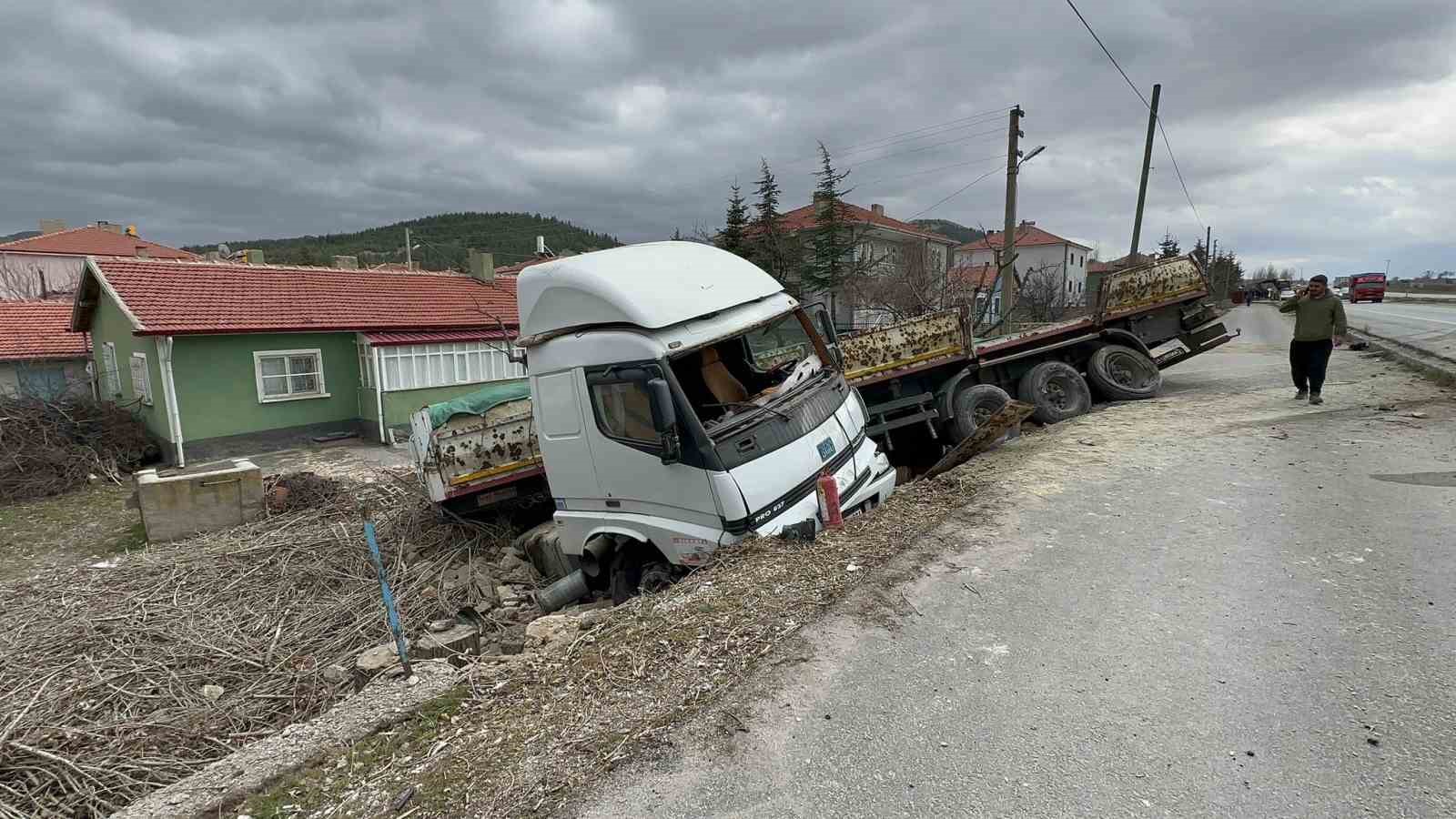 AFYONKARAHİSAR’DA TIRIN TRAKTÖRE ÇARPMASI SONRASI MEYDANA GELEN KAZADA ÖLEN YA