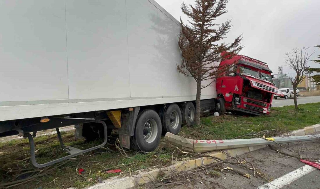 Afyonkarahisar’ın Bolvadin ilçesinde tırın kontrolden çıktığı kazada faciadan dönüldü. Kaza,