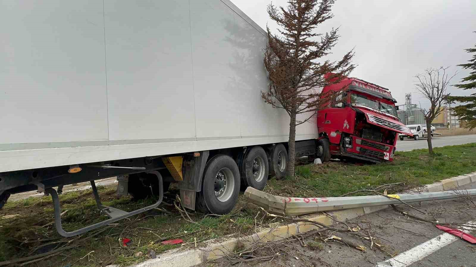 Afyonkarahisar’ın Bolvadin ilçesinde tırın kontrolden çıktığı kazada faciadan dönüldü. Kaza,