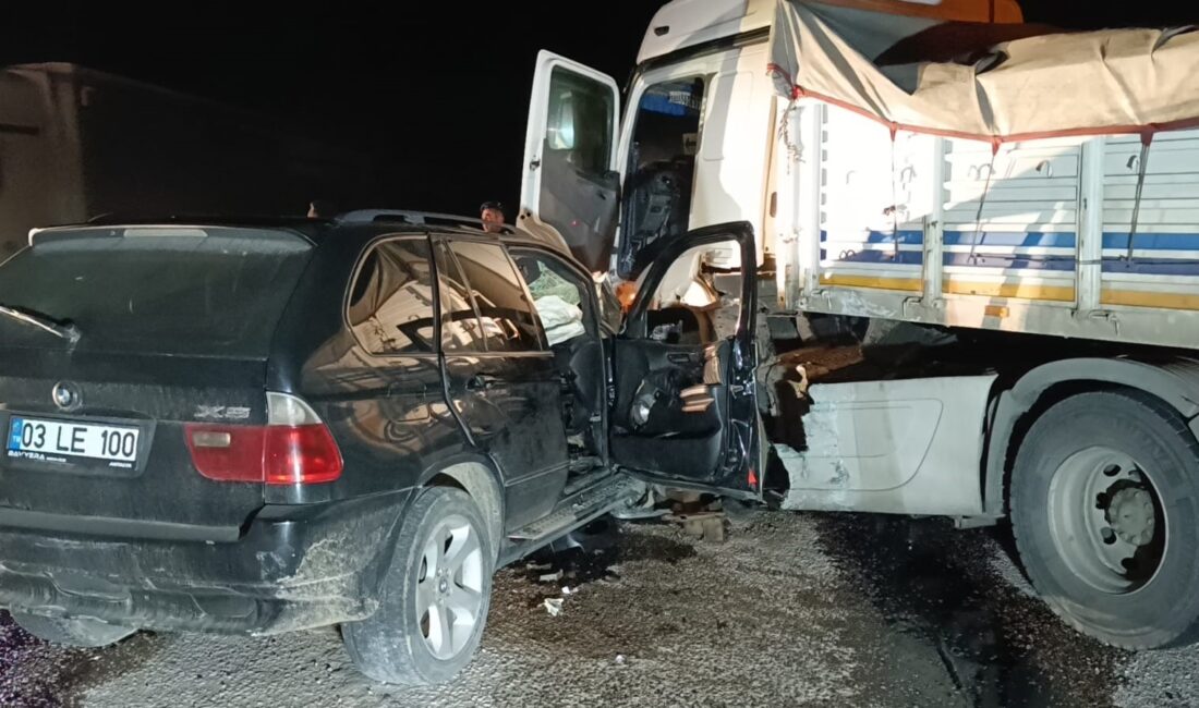 Afyonkarahisar’da dönüş yapmak isteyen tır ile otomobilin çarpıştığı kazada 4